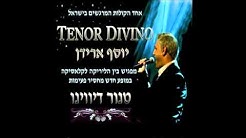 יוסף ארידן אוחז מיקרופון בתאורת במה כחולה