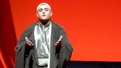 יוסף ארידן בתלבושת על רקע אדום