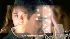 ראש גבר חצי-שקוף שר למיקרופון מאחוריו ראשה של אשה