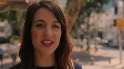 תקריב פנים של הזמרת על רקע רחוב ביום