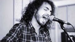 סולן הלהקה בתמונת שחור לבן שר למיקרופון