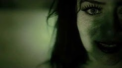 תקריב של חצי פנים של אשה